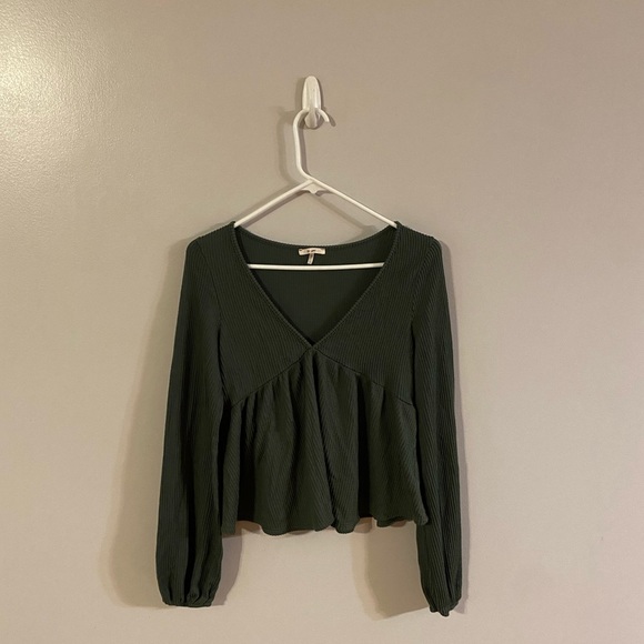 Francesca’s green ribbed v-neck cropped top. Size medium, only worn once. - Picture 1 of 6